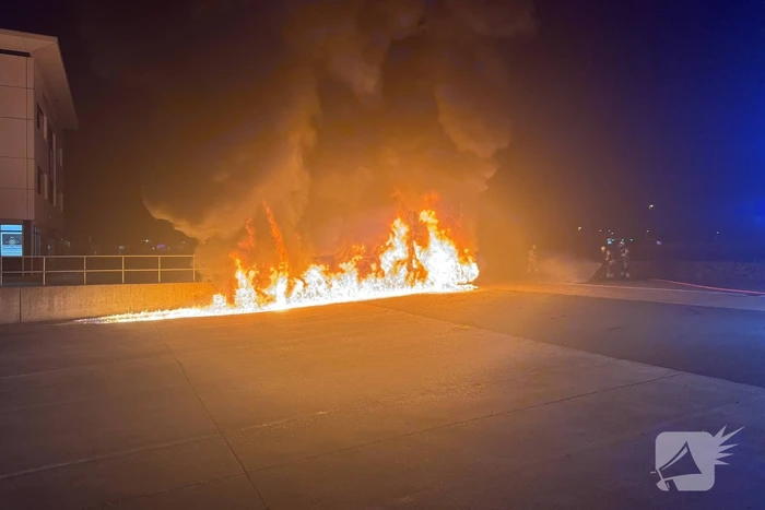 Bestelbus volledig vernield door brand