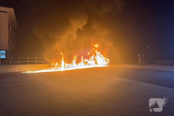 Bestelbus volledig vernield door brand
