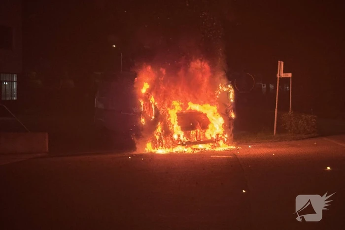Bestelbus volledig vernield door brand