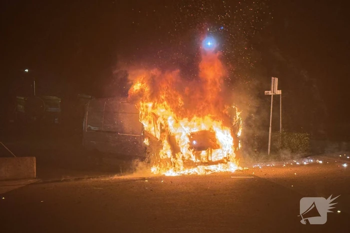 Bestelbus volledig vernield door brand