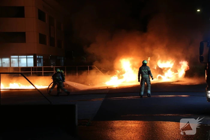 Bestelbus volledig vernield door brand