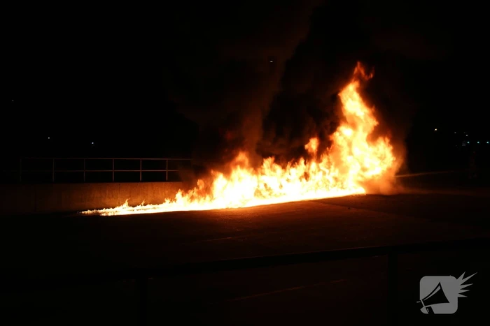 Bestelbus volledig vernield door brand