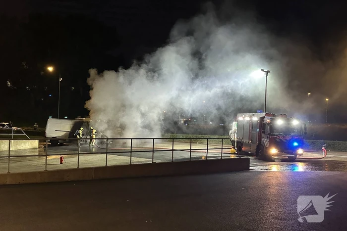 Bestelbus volledig vernield door brand