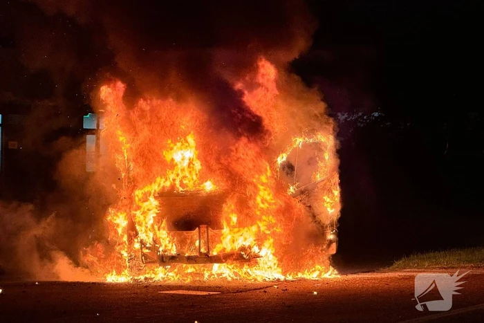 Bestelbus volledig vernield door brand