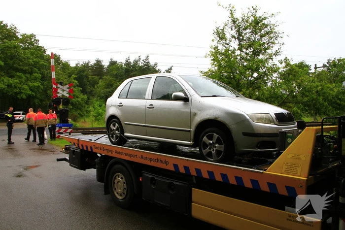 Automobilist raakt van de weg en belandt op spoor