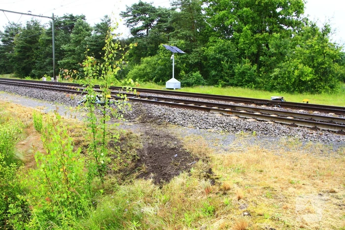 Automobilist raakt van de weg en belandt op spoor