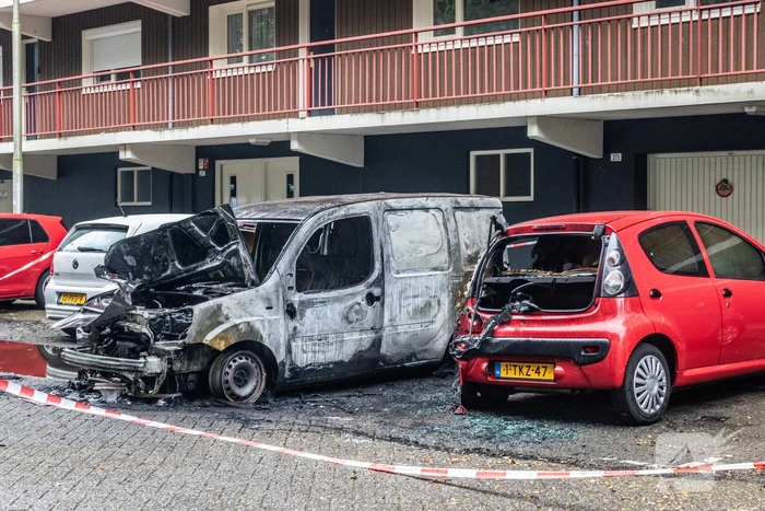Zes auto's vliegen vlak na elkaar in brand