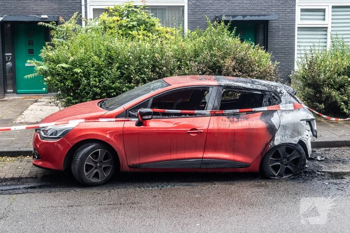 Zes auto's vliegen vlak na elkaar in brand