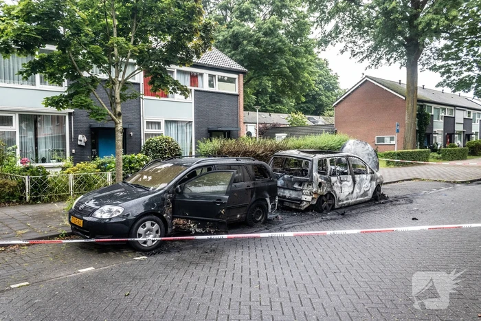 Zes auto's vliegen vlak na elkaar in brand