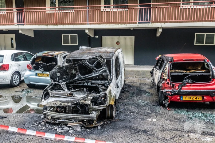 Zes auto's vliegen vlak na elkaar in brand