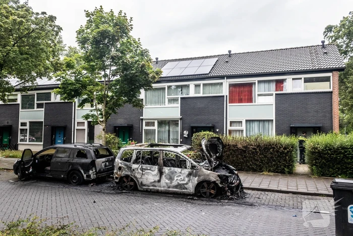 Zes auto's vliegen vlak na elkaar in brand