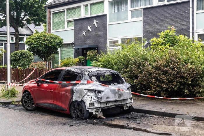 Zes auto's vliegen vlak na elkaar in brand