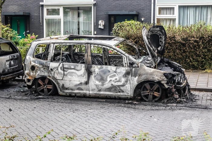 Zes auto's vliegen vlak na elkaar in brand