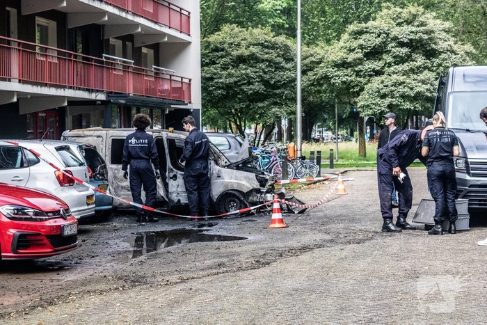 Zes auto's vliegen vlak na elkaar in brand