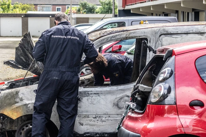 Zes auto's vliegen vlak na elkaar in brand