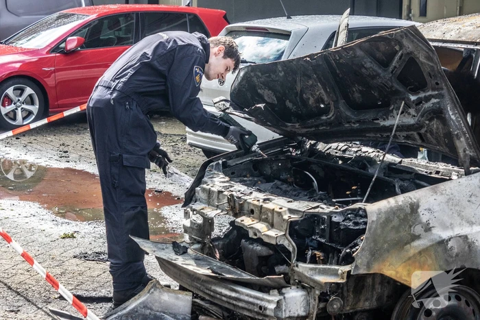 Zes auto's vliegen vlak na elkaar in brand