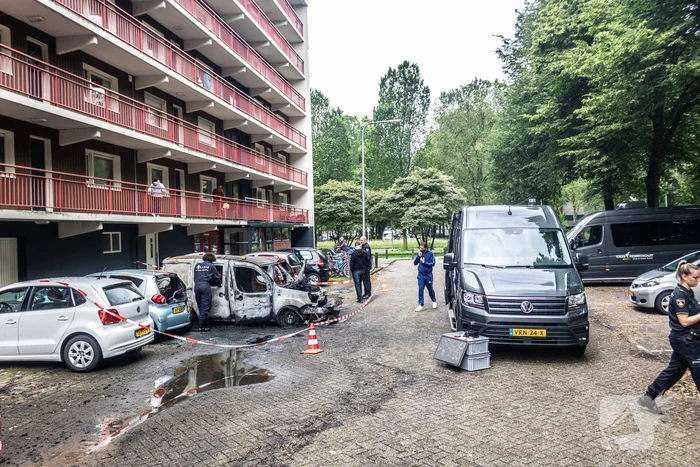 Zes auto's vliegen vlak na elkaar in brand