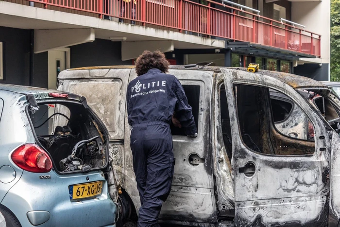 Zes auto's vliegen vlak na elkaar in brand