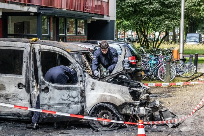 Zes auto's vliegen vlak na elkaar in brand