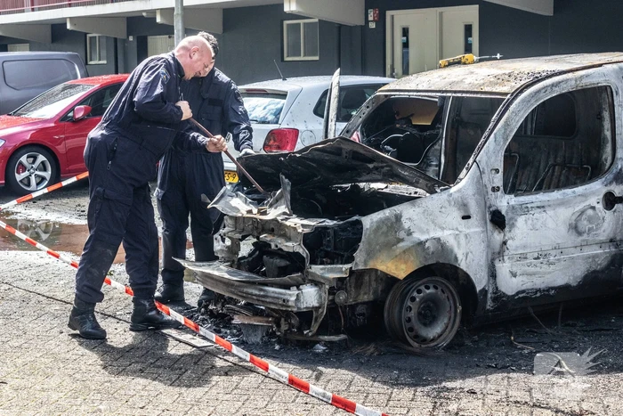 Zes auto's vliegen vlak na elkaar in brand