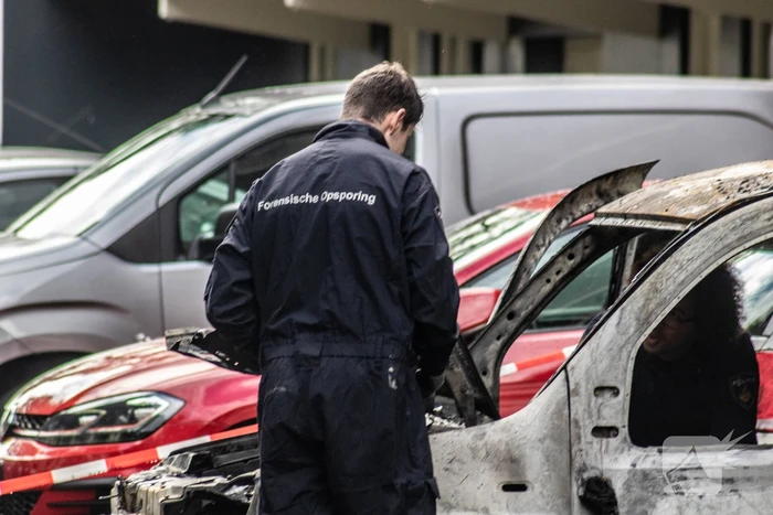 Zes auto's vliegen vlak na elkaar in brand