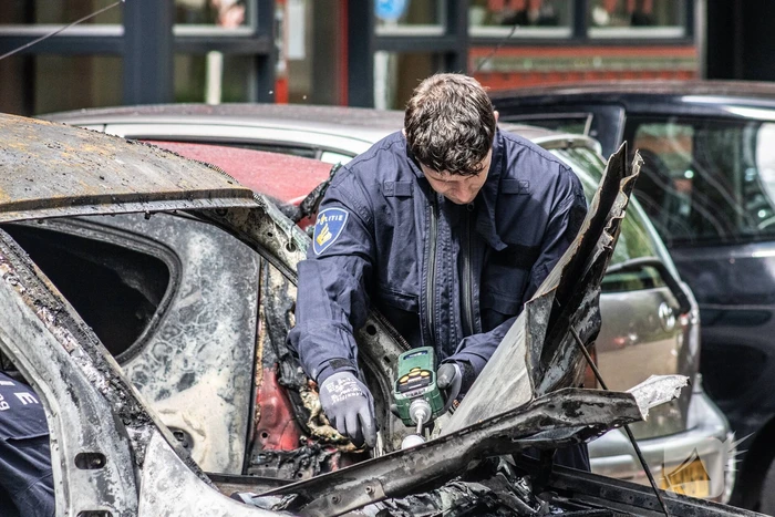 Zes auto's vliegen vlak na elkaar in brand