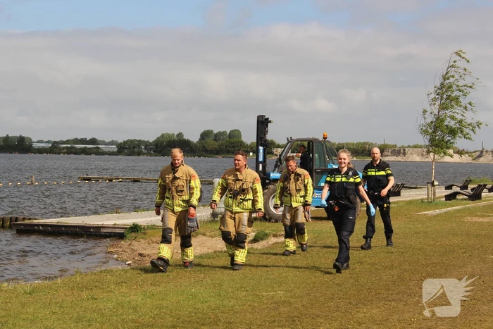 Veel hulpdiensten aanwezig bij Valkenbursemeer, vermoedelijk persoon in het water