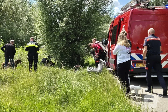 Brandweer duikers zoeken persoon