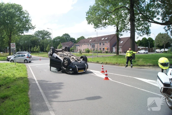 Auto op zijn kop na ongeval