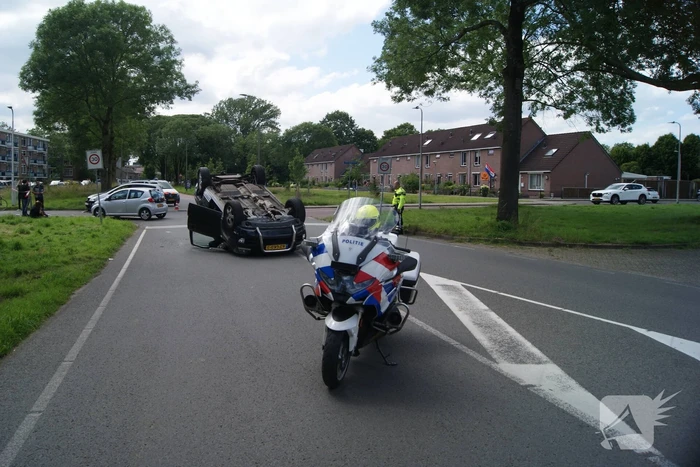 Auto op zijn kop na ongeval