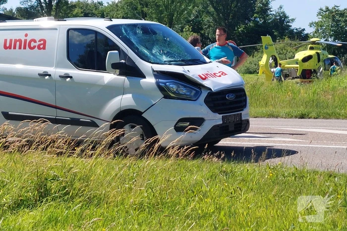 Fietser zwaargewond na ongeval met auto