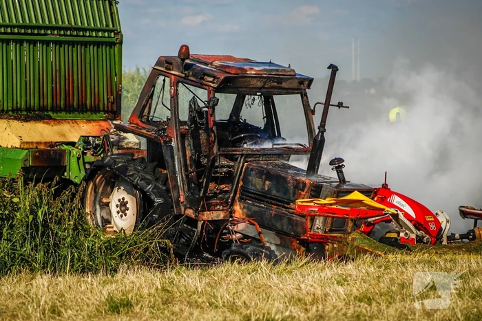 Tractor gaat in vlammen op