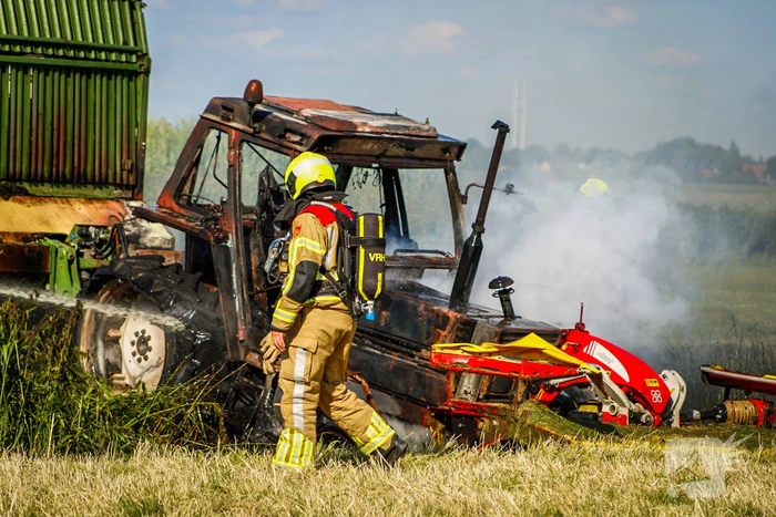 Tractor gaat in vlammen op