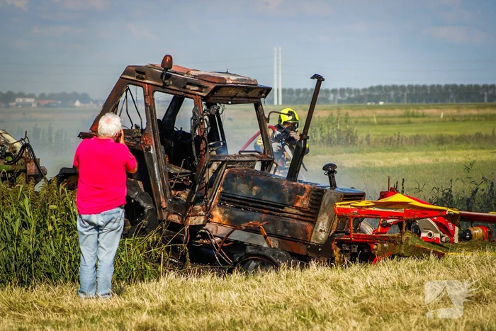 Tractor gaat in vlammen op