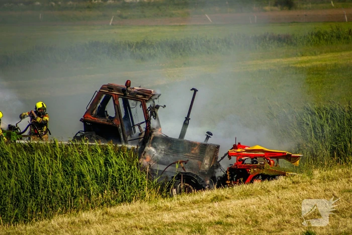 Tractor gaat in vlammen op