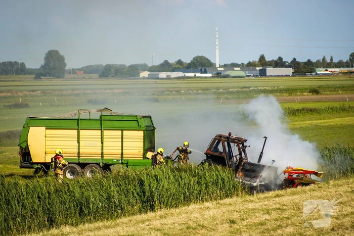 Tractor gaat in vlammen op