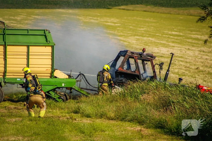 Tractor gaat in vlammen op
