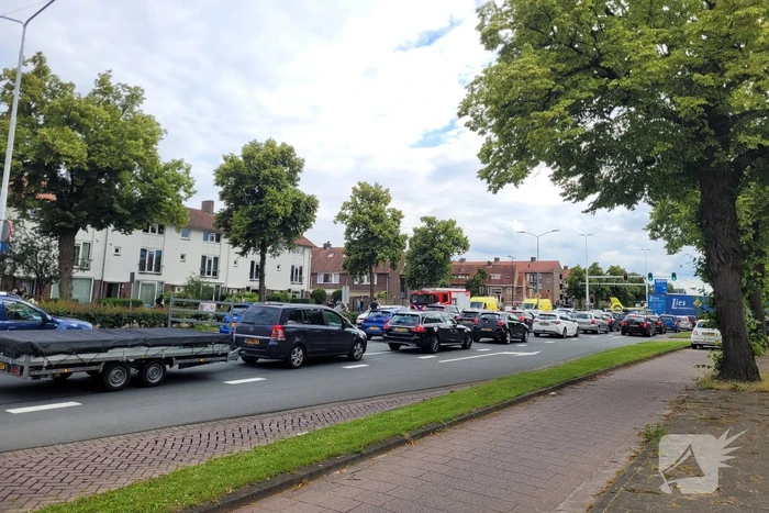 Auto schept voetganger, traumahelikopter landt midden op kruising