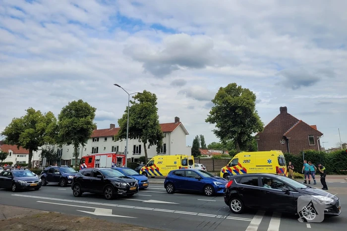 Auto schept voetganger, traumahelikopter landt midden op kruising