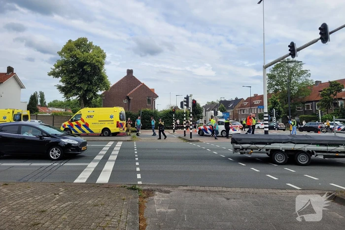 Auto schept voetganger, traumahelikopter landt midden op kruising