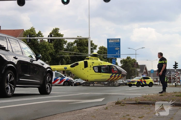 Auto schept voetganger, traumahelikopter landt midden op kruising