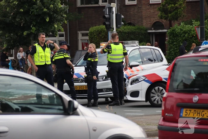 Auto schept voetganger, traumahelikopter landt midden op kruising
