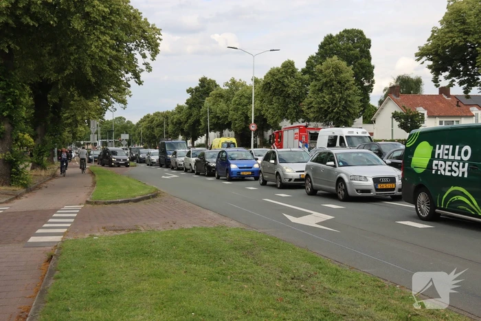 Auto schept voetganger, traumahelikopter landt midden op kruising