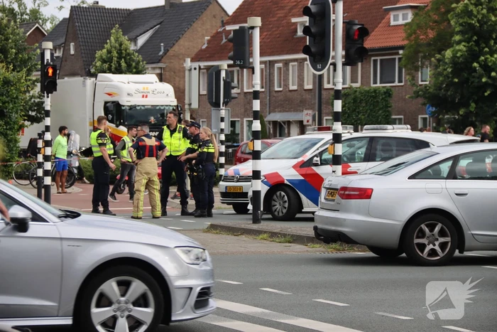 Auto schept voetganger, traumahelikopter landt midden op kruising