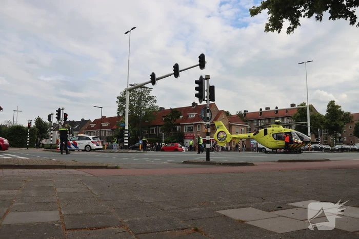 Auto schept voetganger, traumahelikopter landt midden op kruising