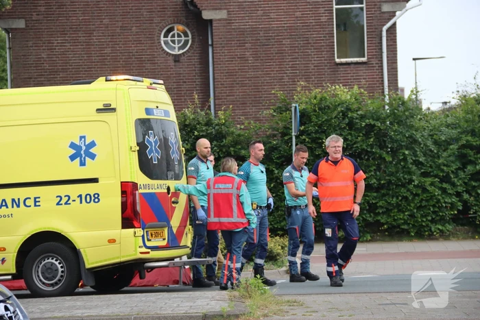 Auto schept voetganger, traumahelikopter landt midden op kruising