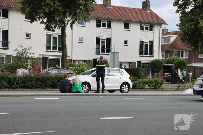 Auto schept voetganger, traumahelikopter landt midden op kruising