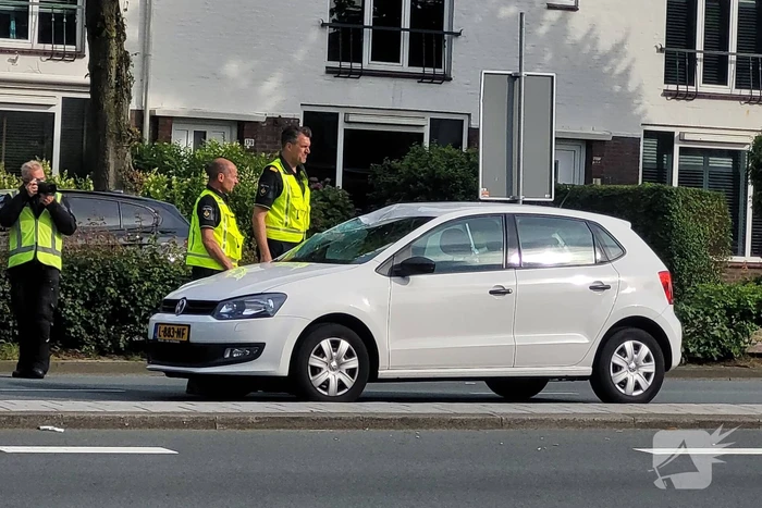 Auto schept voetganger, traumahelikopter landt midden op kruising