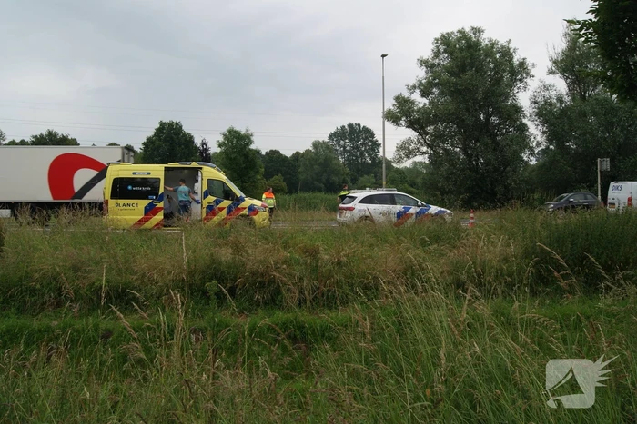 Bestelbus van bezorgdienst klapt achterop personenauto