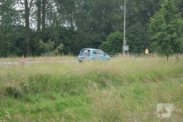 Bestelbus van bezorgdienst klapt achterop personenauto